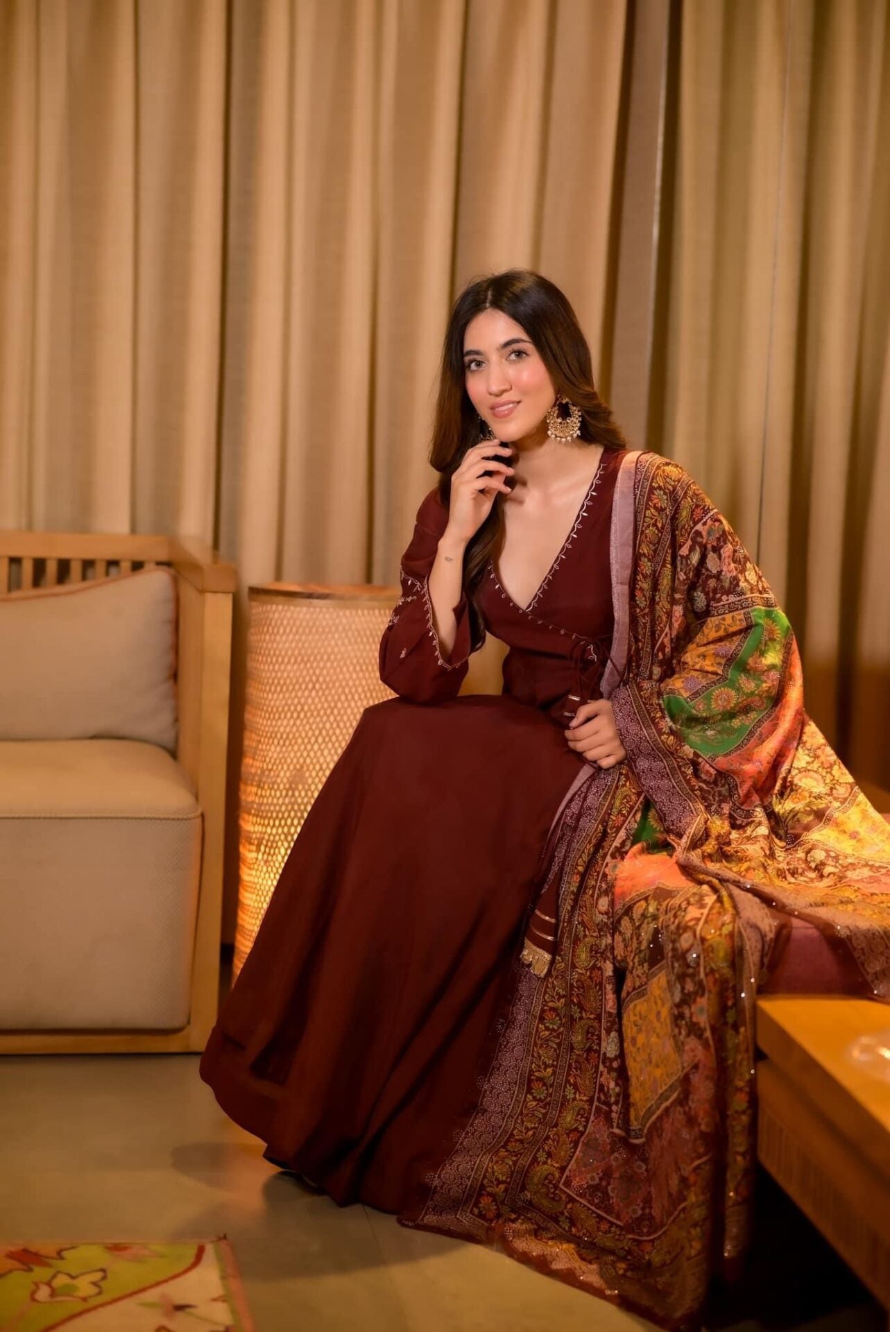 Samaradorlik Tyumen samimiy Nastya Doggy uslubidagi katta mushukning fotosurati