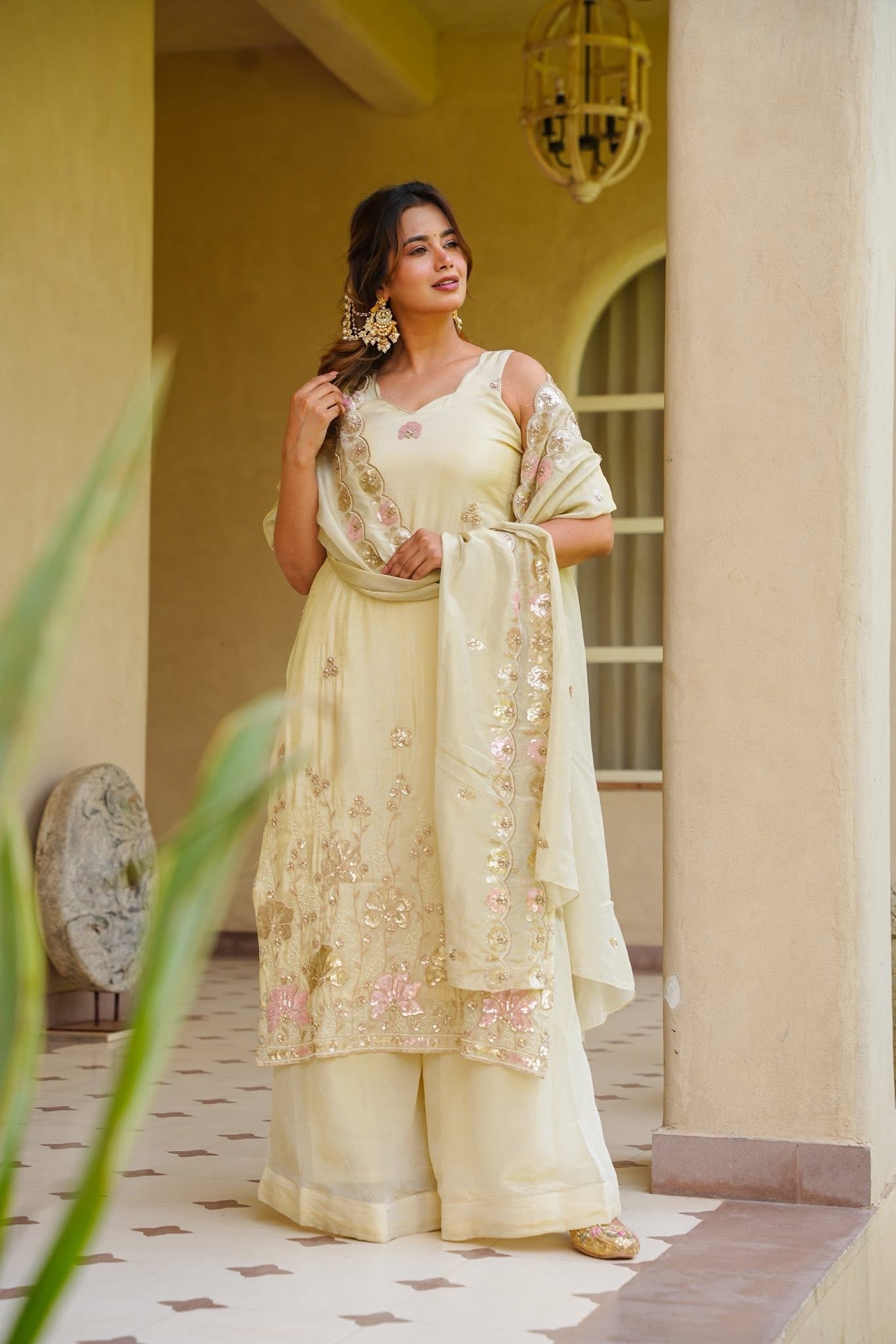Vedaanshi White Heavy Kurta Set